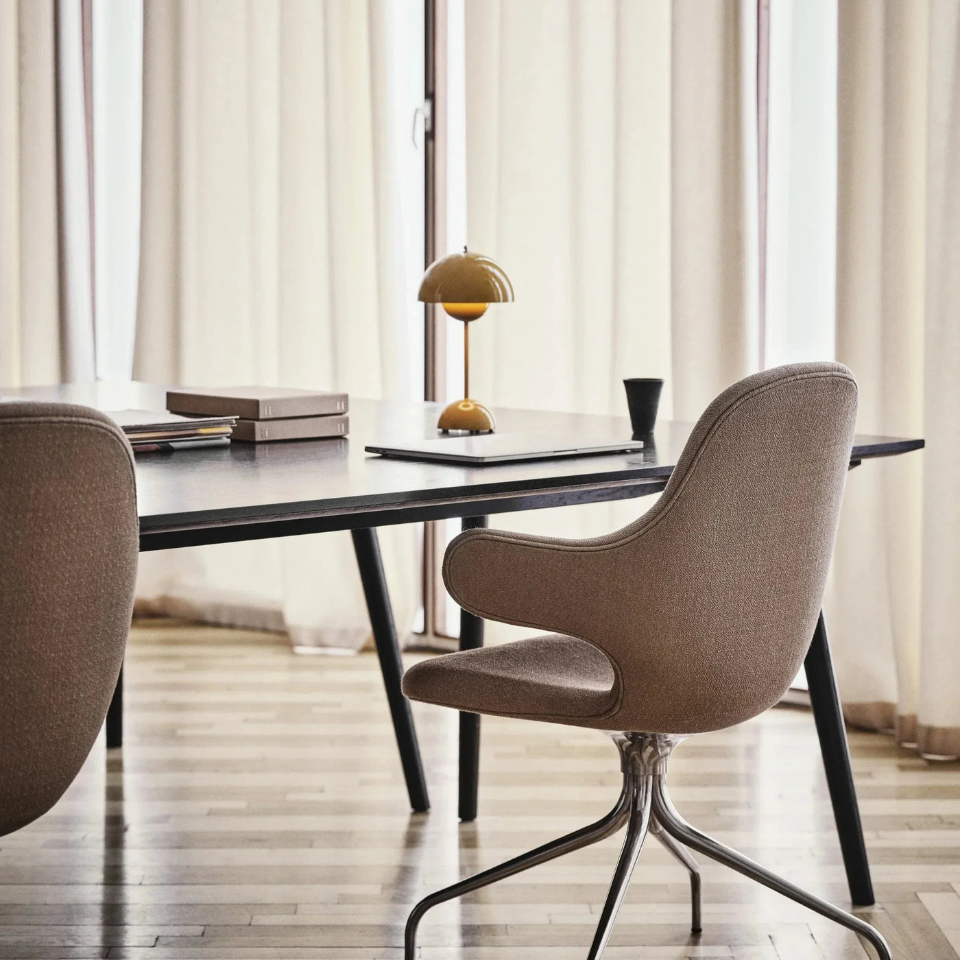 Velora – Elegant LED Table Lamp