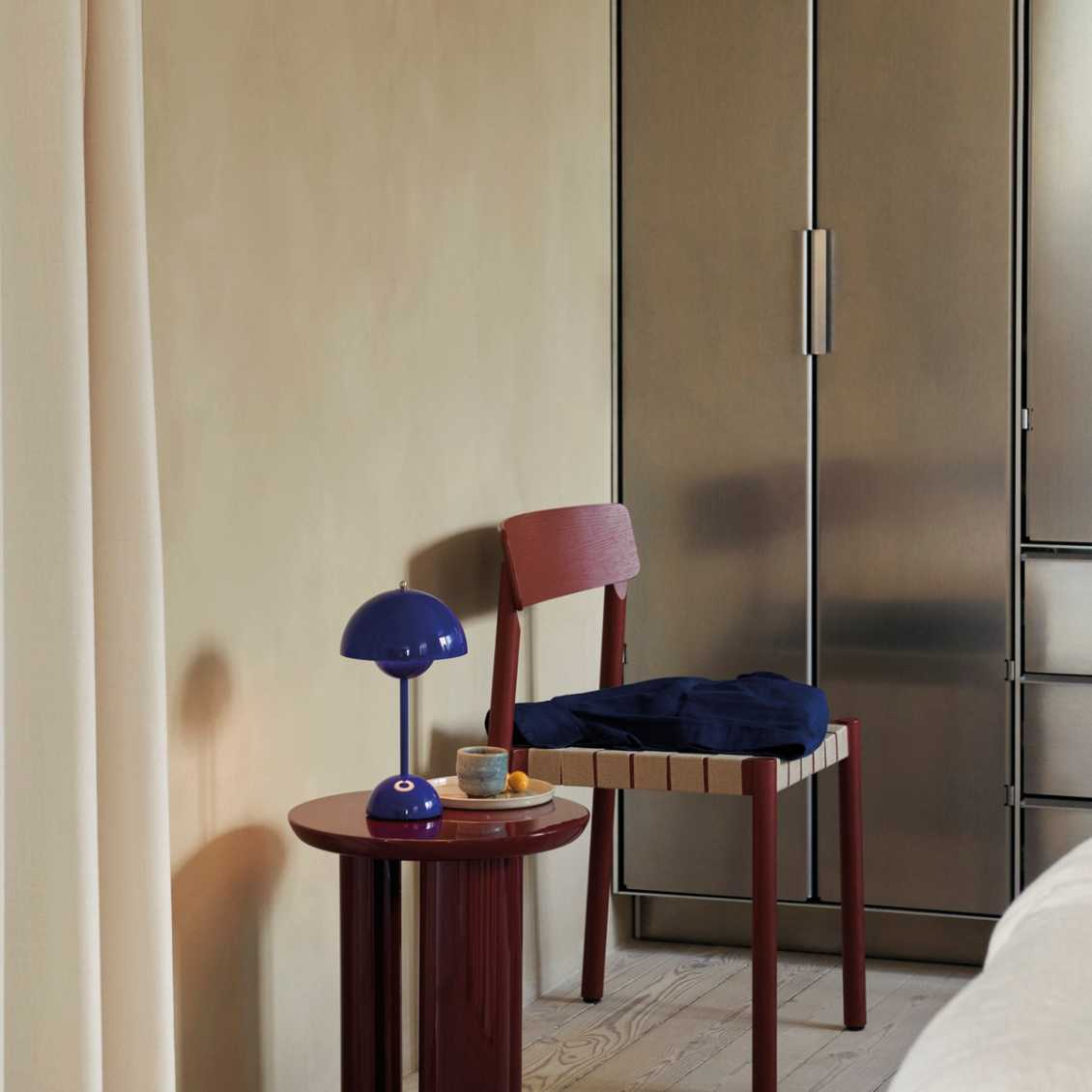 Velora – Elegant LED Table Lamp